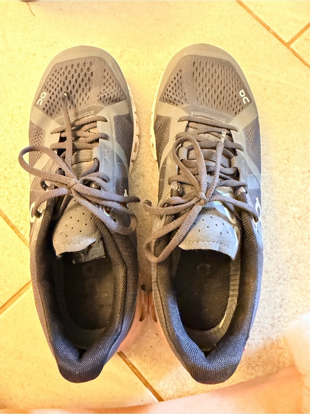 On Cloud Running Women’s Grey Pink Lace-Up Sneakers